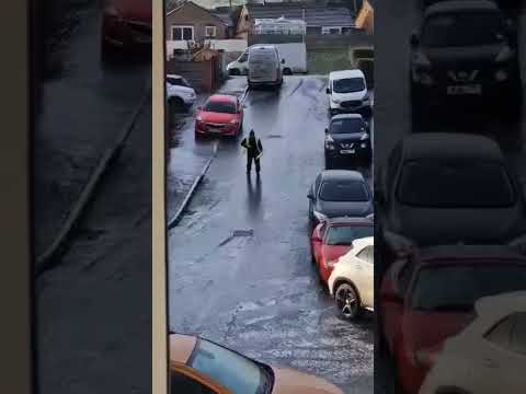 Steely Amazon delivery man filmed 'skiing' down icy road to get package to customer