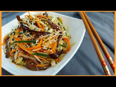 Салат с древесными грибами муэр и фунчозой
