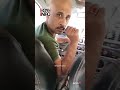 واخد فلوس زيادة عن حقه سائق تاكسي يتشـ ـاجر مع سيدة علي الأجرة 