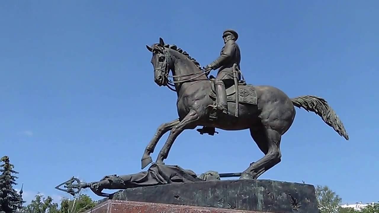 фото памятника жукову в калуге люди либо больны