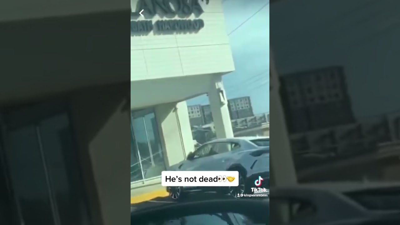 A fan secretly recording King Von as he walks in icebox jewelry store in Lenox mall in Atlanta