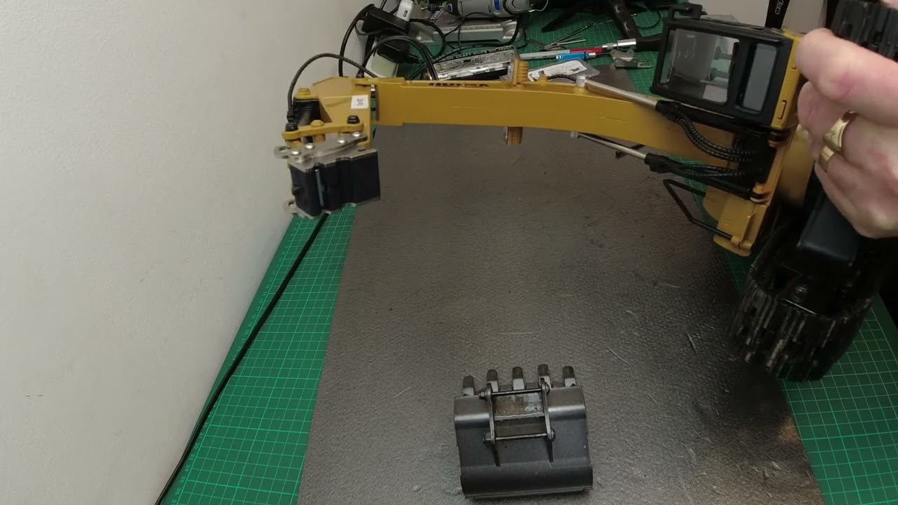 Quick bucket attachment & Vibration plate for the Huina 1580