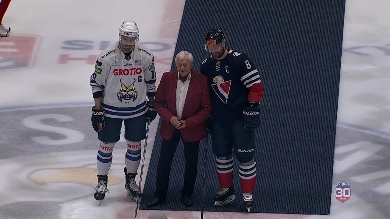 Jozef Golonka vhodil čestné buly pred zápasom Slovan-Spišská Nová Ves pri príležitosti 85.narodenín