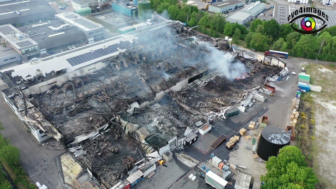 Ravage en brandhaarden daags na zeer grote brand Dongen met dronebeelden goed te zien
