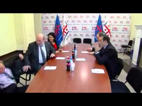 უხერხული შემთხვევა. ევროპის საბჭოს მომხსენებელი დავარდა