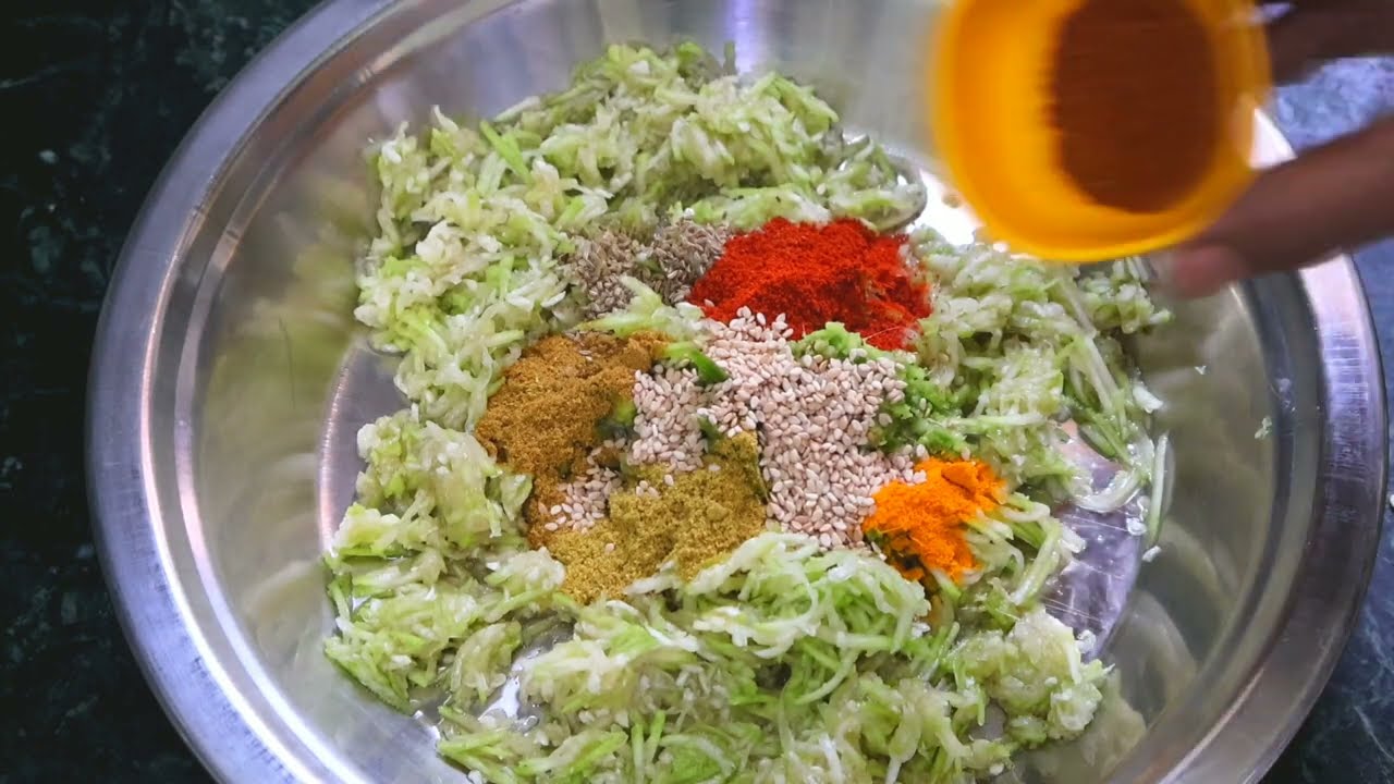 दुधीला नाक मुरडणारे देखिल किलोभर दुधी एकटेच खातील इतका मस्त पौष्टिक दुधीचा नाश्ता।Dudhicha Nashta