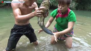 Primitive Life - Find Fish Meet Big Catfish - Catch Fish for Survival and Cooking - Eating Delicious