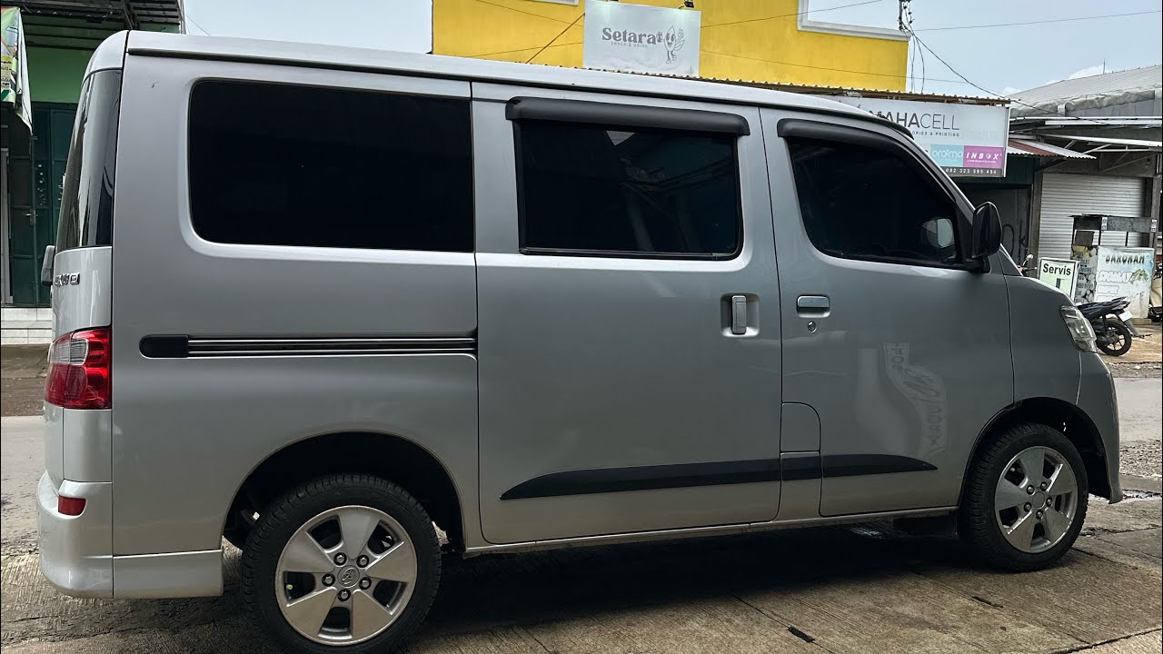 Luxio 2012 MT Type D – Mobil Multiguna - Muat Banyak - Siap Jalan Jauh