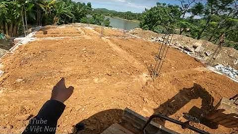 Máy Xúc Quăng Đất Vào Móng Nhà Móng Cốc Đã Đổ Dầm Bê Tông Cốt Thép. Komatsu Pc 50-2e