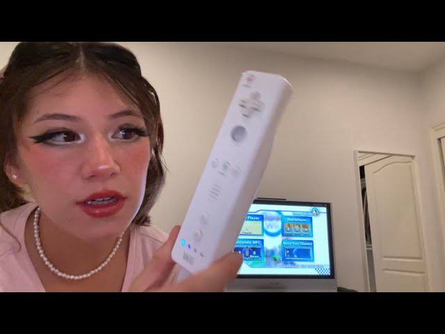 girl teaches you how to play mario kart (asmr)