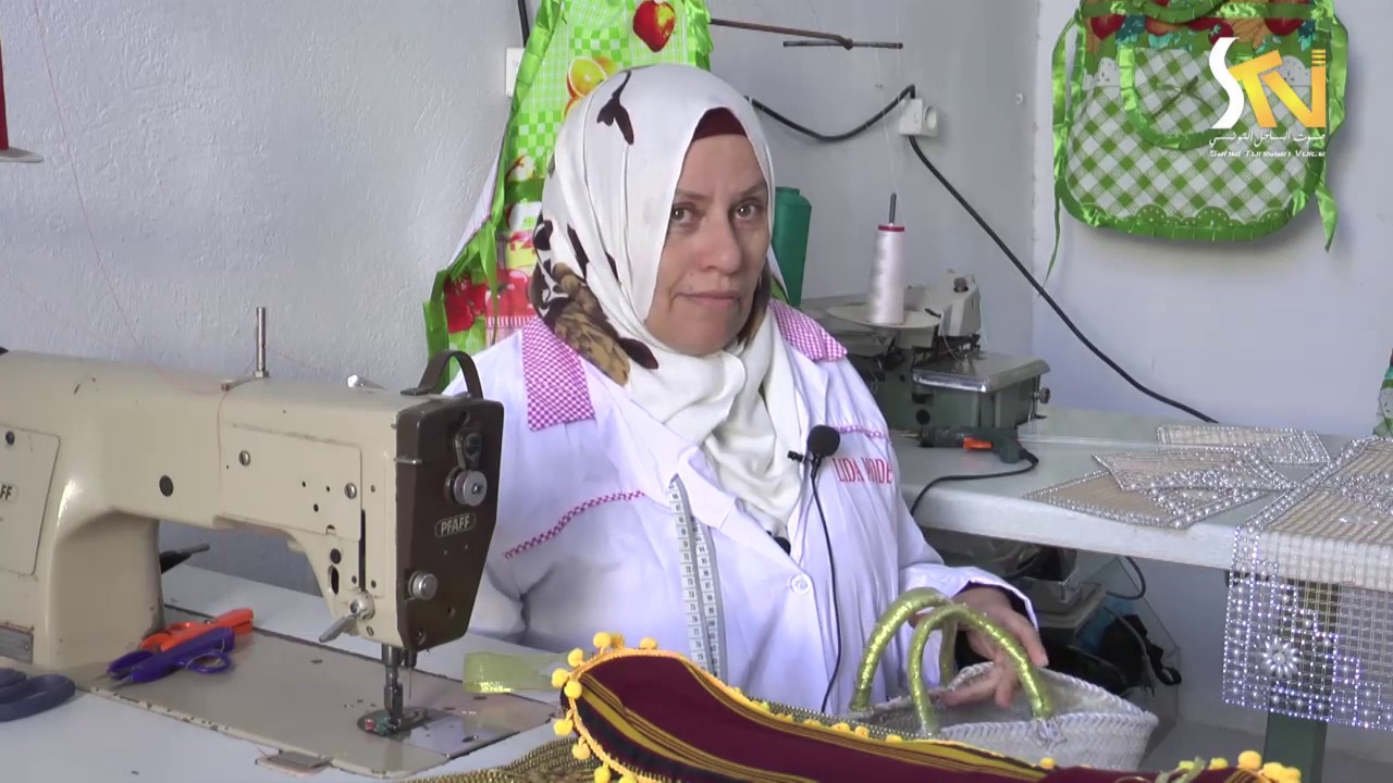 حرافية مختصة في صناعة القفة بالحرام