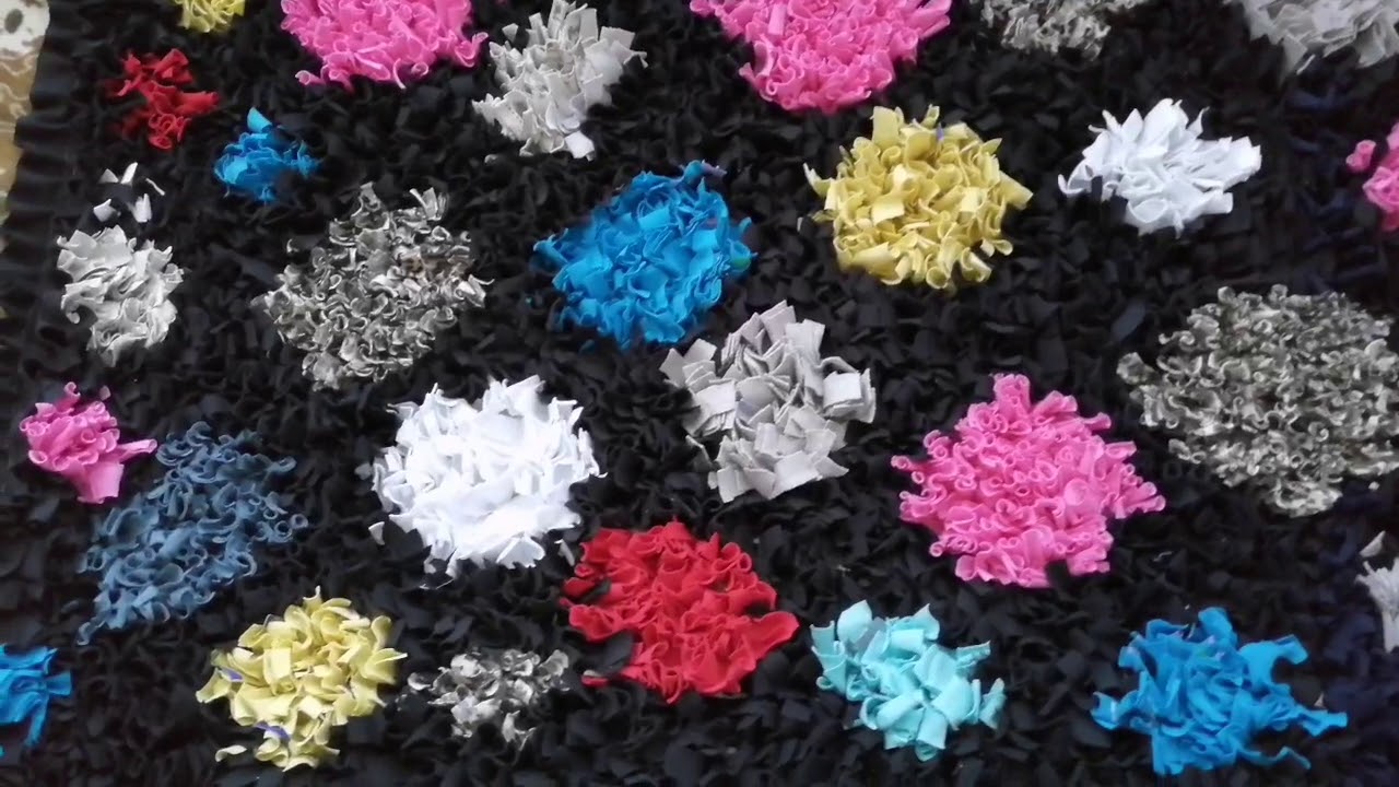 Пушистый коврик из полосок ткани. Трикотаж пускаем в дело.