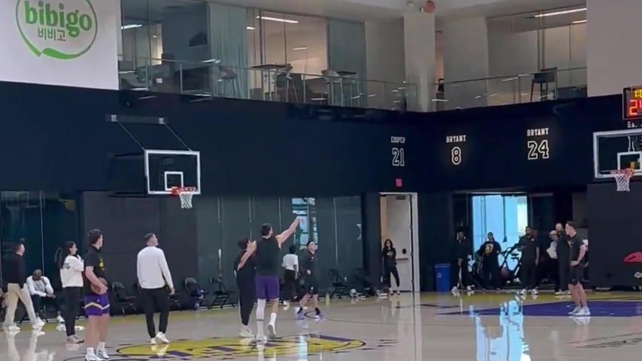 Лука Дончич, Остин Ривз и «Лейкерс» сегодня после тренировки в преддверии завтрашней игры против ...