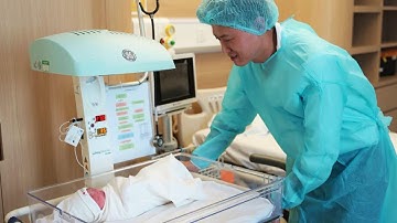 "Anh Vi Cá" Quách Ngọc Tuyên bật khóc khi đưa vợ kém 16 tuổi đi đẻ