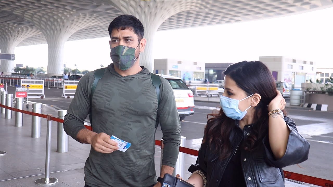 MS Dhoni Spotted With His Wife Sakshi Dhoni At Airport | Mahendra Singh Dhoni | Cric Dvij