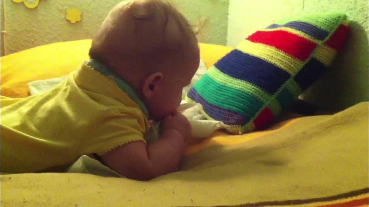 ребенок пукает и вылетает