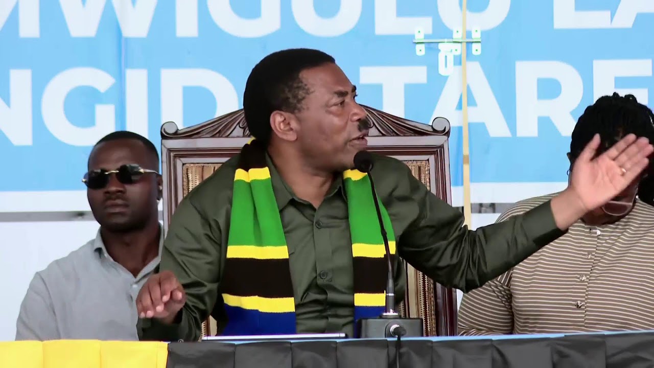 WAZIRI MKUU ANAZUNGUMZA NA WANANCHI WA MJI WA NAMANGA