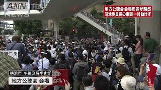 安保「採決反対」寝転び抗議　委員長の車動けず騒然  