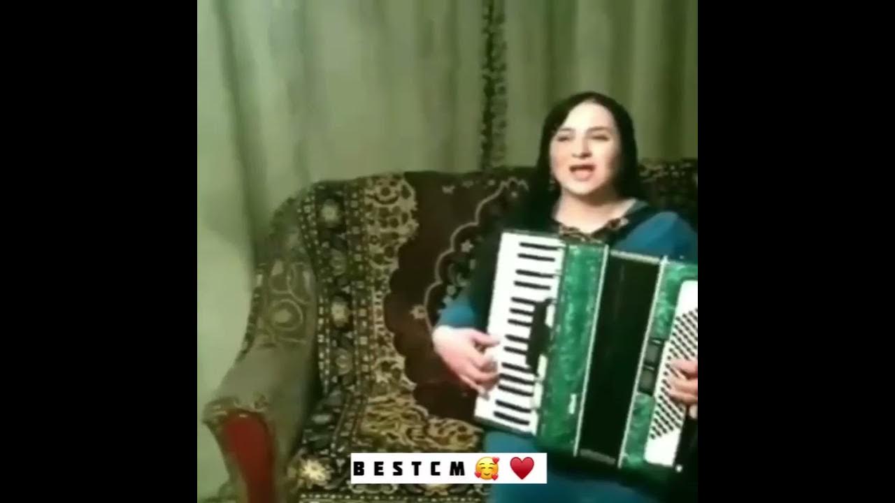 Чеченские песни про маму. Чеченка поёт на гармошке. Хава чеченка на пианино. Чеченка исполняет. Чеченка поет на армянском языке в Армении.
