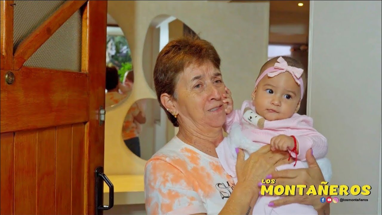 La abuela cuidando la nieta 