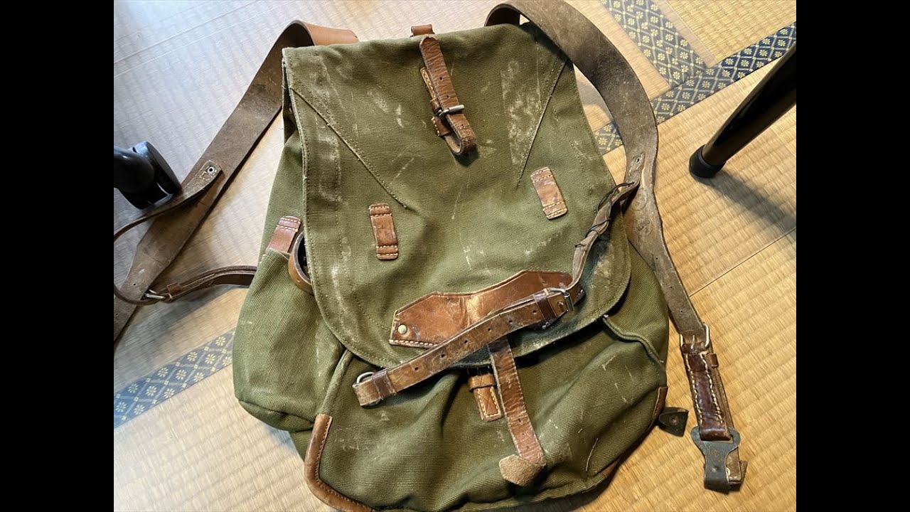 破れ、汚れのあるビンテージのルーマニア軍バックパックを洗って修理し