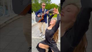 Девушка красиво танцует под гитару 💃🏻