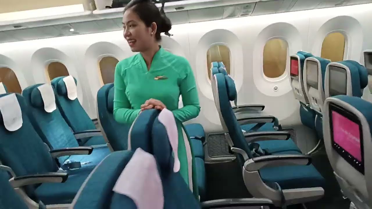  #4. 27 октября 2025 г.This is Vietnam. Samalet Boeing. Arrived from Hanoi to Ho Chi Minh. 