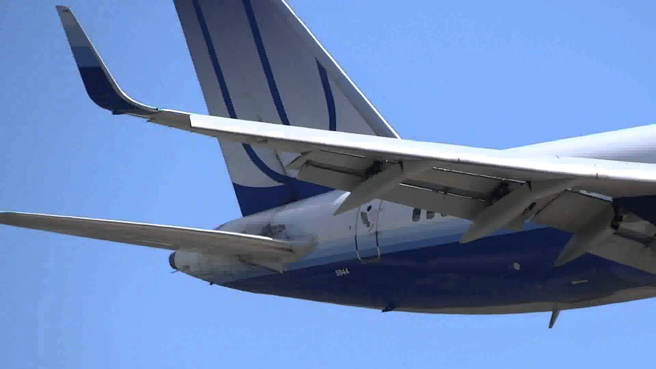 airbus a220 United Airlines Boeing 757-222W (Tulip) Landing Runway 28 as UAL#688 from KSFO / Chicago O'Hare