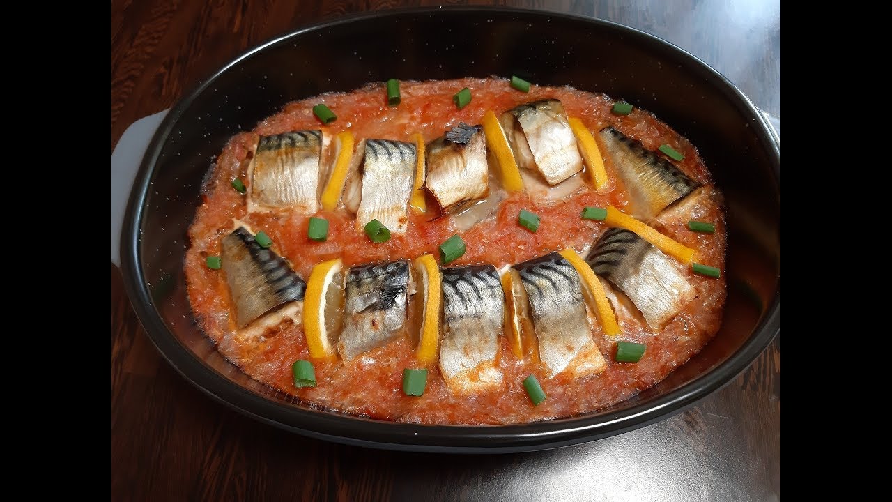 ⁣Запечённая скумбрия с лимоном в томатном соусе // Baked Mackerel with Lemon in Tomato Sauce