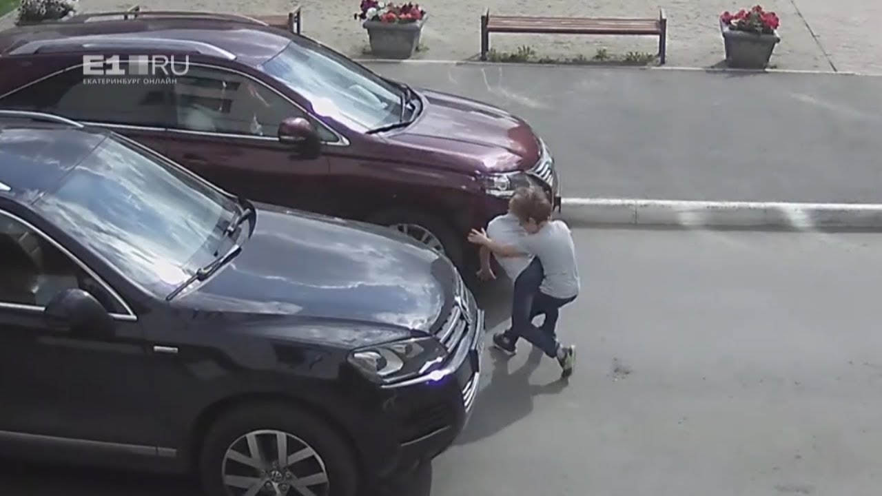 Лексус сбил девушку