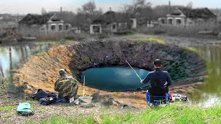 РЫБАЛКА по БОМБОВЫМ ЯМАМ  на КАРАСЯ... ВОЙНА ОСТАВИЛА СЛЕДЫ ВЕЗДЕ... ЧТО БУДЕТ ДАЛЬШЕ...