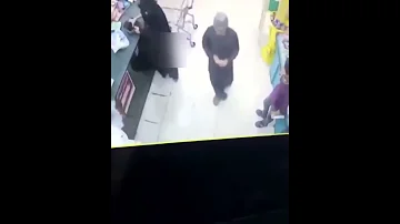 شاب يقوم بحركة غير أخلاقية لفتاة داخل بقالة بتبوك 