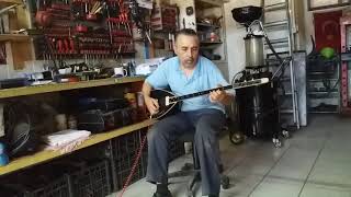 Ferdi Tayfur Bu Şehrin Geceleri bağlama eşlik.