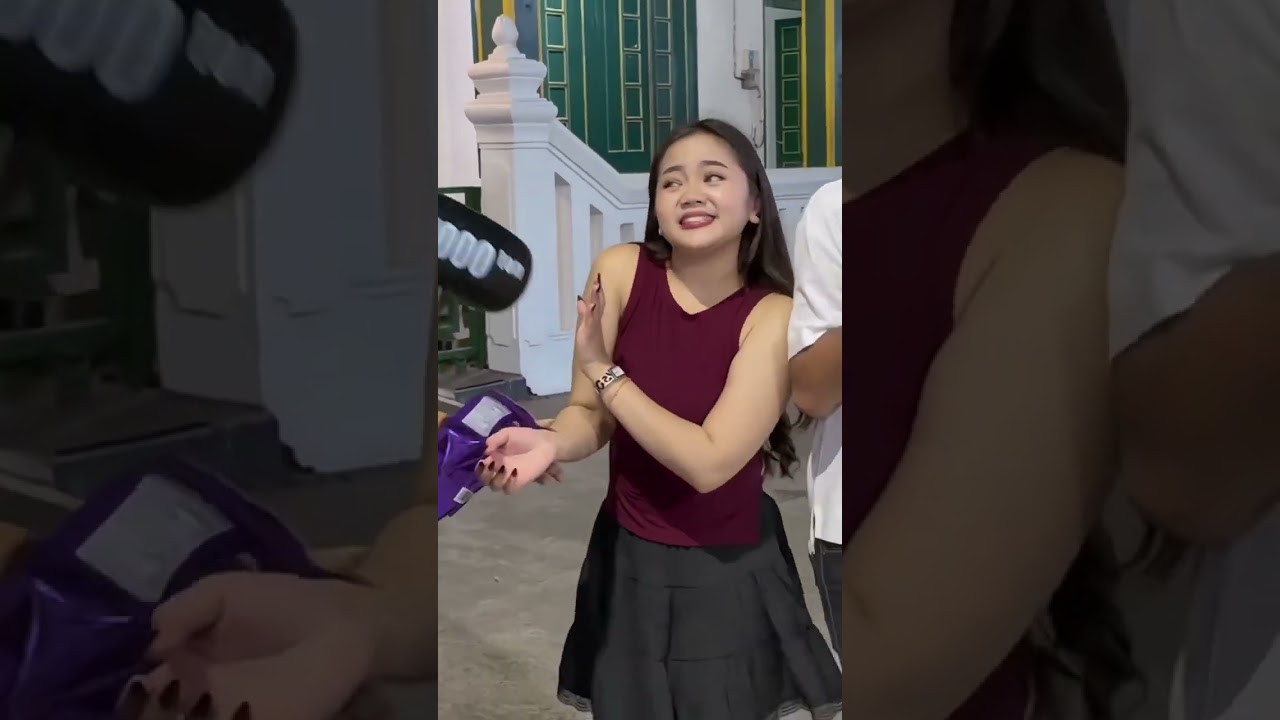 trò đùa búa với gái xinh
