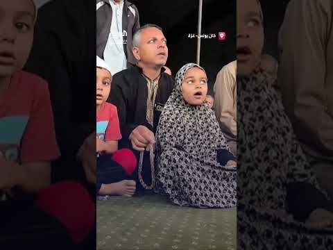 غزيون بينهم أطفال يؤدون صلاة العيد داخل مسجد مدمر في خان يونس