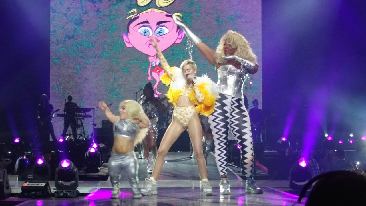 Miley Cyrus en Chile - Intro + SMS + 4x4 (Movistar Arena 01/10/2014)