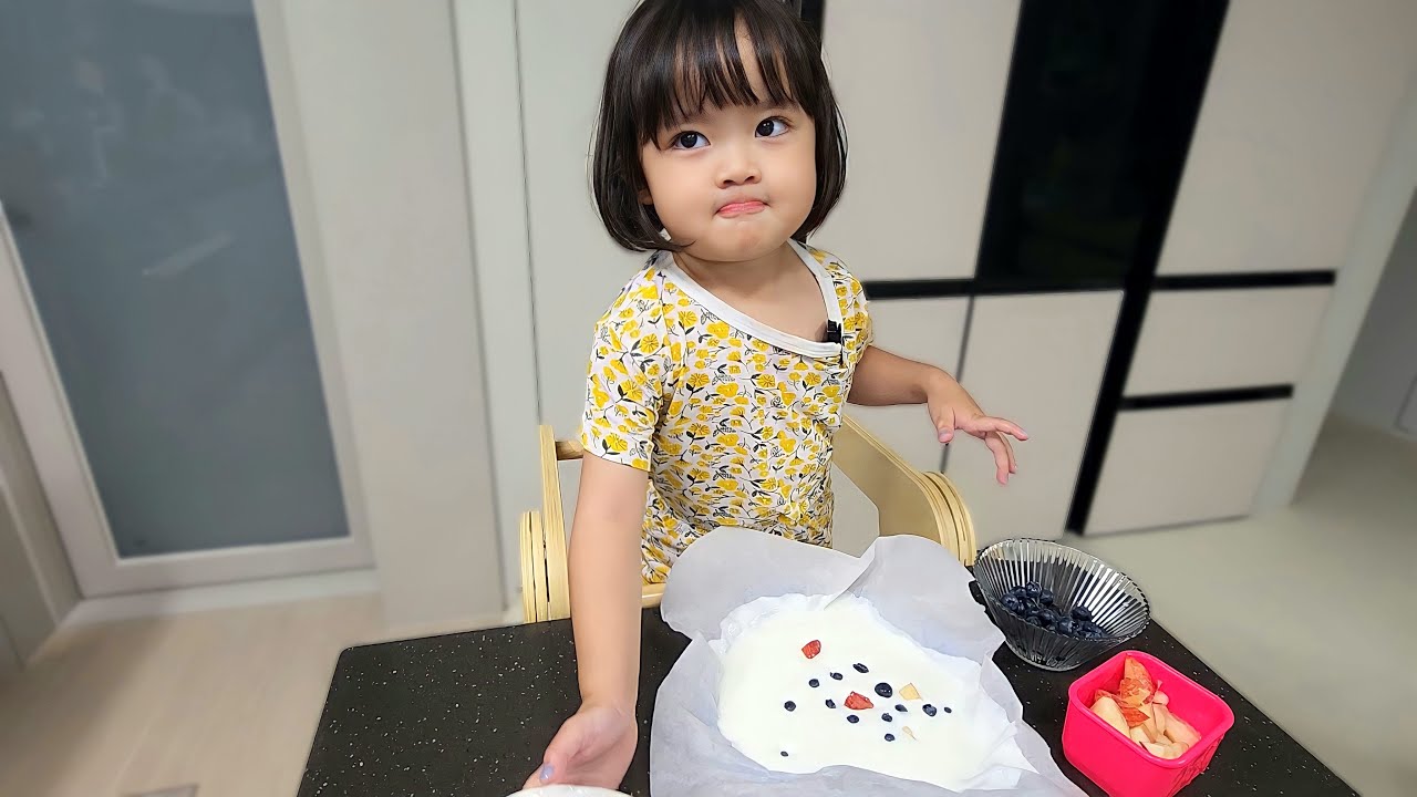 [SUB] РУДА вместе с папой готовит фруктовый замороженный йогурт! (feat. Мама в больнице🏥)