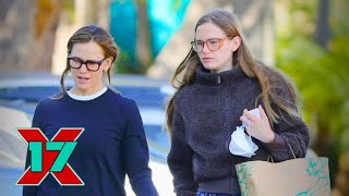 Jennifer Garner And Daughter Violet Look At Sisters During Grocery Run