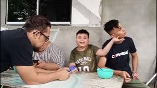 Abang datang ke rumah menjenguk adik sambil lepak santai diluar rumah.