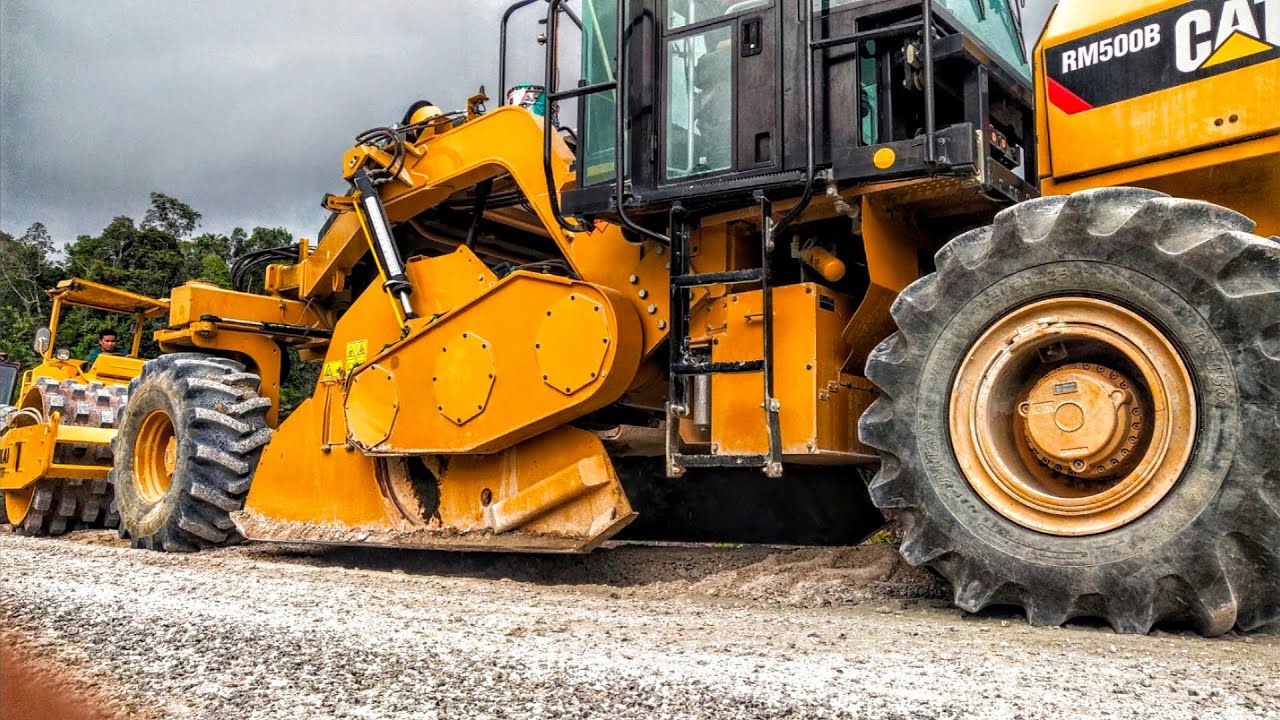 PROSES SOIL SEMEN PEMBUATAN JALAN LINTAS HUTAN KALIMANTAN MENGGUNAKAN ALAT BERAT CAT RM 500B