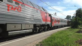 Прикол от РЖД: грузовой 2ТЭ25КМ с пригородным поездом Псков – Дно
