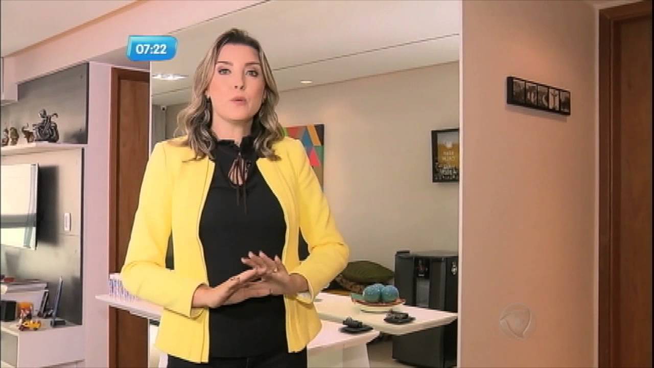 Câmera flagra empregada roubando casa dos patrões
