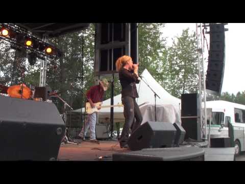 Karen-Lee performs " Save a Horse, Ride a Cowboy" at the Mission Music Fest 2009