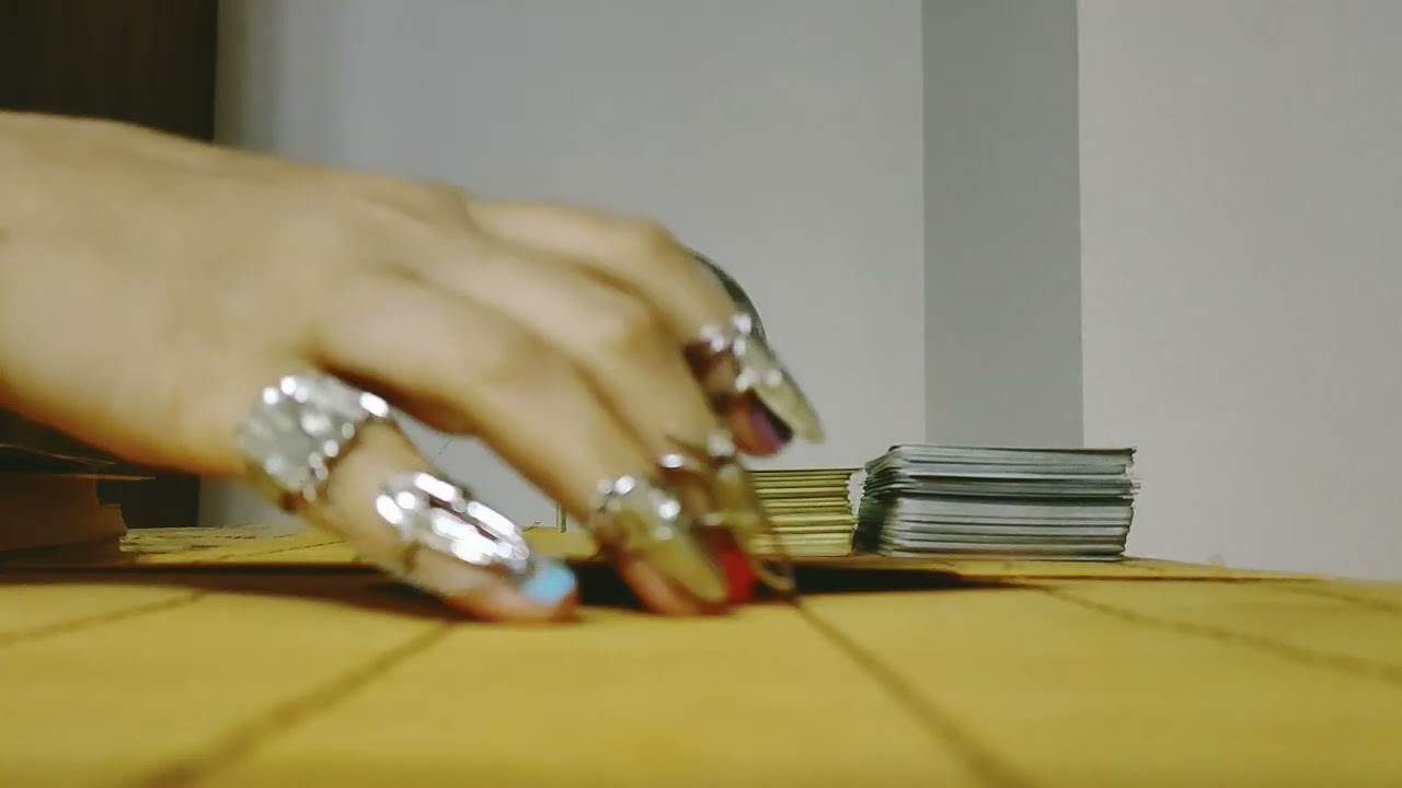 Его недавние мысли о вас. Гадание онлайн таро расклад 