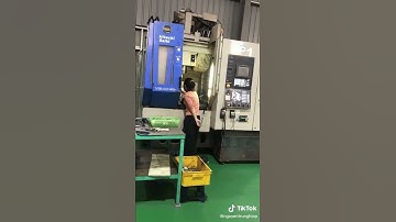 Nữ công nhân gá máy CNC- Nguyễn Trung Hiệp