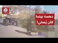 شاهد.. مستوطن يهودي يدهس فلسطينيا أثناء أداء الصلاة!