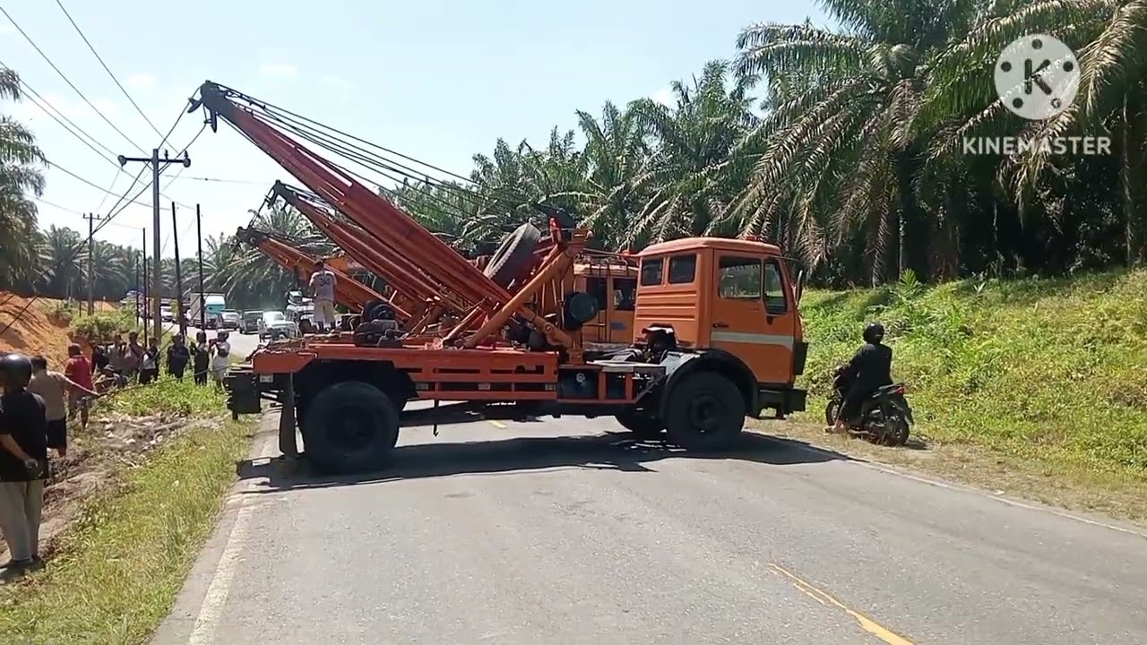 Evakuasi mobil tangki terbalik,dan madu parit bekoan.di jalinsum..