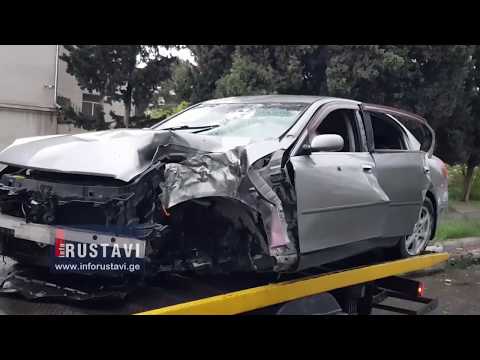 ავტომობილი ბორდიურზე ავარდა და ხეს შეეჯახა