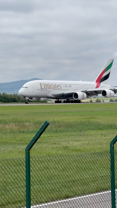 Emirates A380 incredible butter landing at ZRH! 🧈 #aviation #planespotting #airbusa380 #emirates
