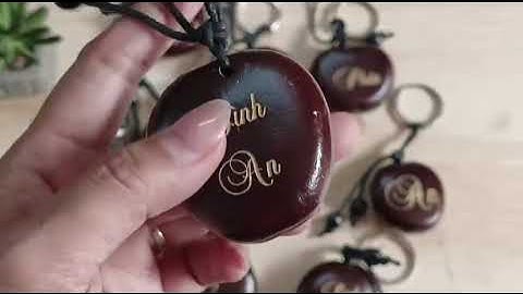 Móc Khoá Hạt Rừng Tự Nhiên Khắc Tên Nhũ Vàng